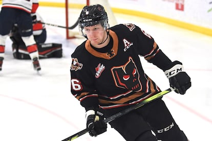 El jugador Luke Prokop durante un partido de la liga de hockey sobre hielo.