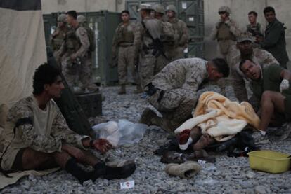 Soldados de EE UU auxilian a un militar afgano herido en Sangin, en la provincia de Helmand.