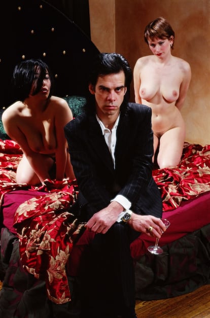 El músico australiano no se quitó la ropa, pero sí se rodeó de mujeres desnudas (Richard Kern, 1996).