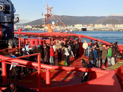 Llegada al puerto de Algeciras (Cádiz) de 57 varones de origen magrebí rescatados por Salvamento Marítimo.