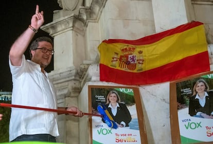 Francisco Serrano, que fue dos veces candidato de Vox a la presidencia de la Junta de Andalucía y que será juzgado en 2026 por un posible fraude de subvenciones, en un acto de las municipales de 2019 en Sevilla.
