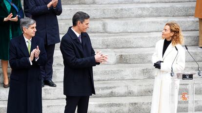 El presidente del Constitucional, Pedro González-Trevijano (a la izquierda), junto al presidente del Gobierno, Pedro Sánchez, y Congreso, Meritxell Batet, en los actos del día de la Constitución este martes en Madrid.