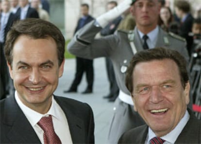 José Luis Rodríguez Zapatero y Gerhard Schröder sonríen antes de su entrevista en Berlín.