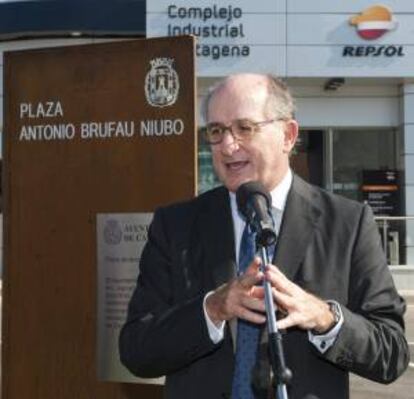 El presidente de Repsol, Antonio Brufau, interviene hoy en la plaza que lleva su nombre, en la refinería de la empresa en Escombreras, Cartagena, tras firmar un acuerdo con la alcaldesa de la ciudad, Pilar Barreiro, para la recuperación del barrio del foro romano en el parque arqueológico del Molinete, hoy en la localidad murciana.