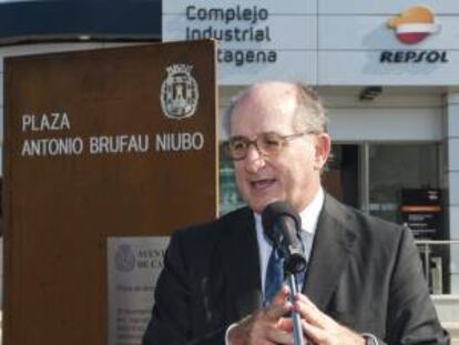 El presidente de Repsol, Antonio Brufau, interviene hoy en la plaza que lleva su nombre, en la refinería de la empresa en Escombreras, Cartagena, tras firmar un acuerdo con la alcaldesa de la ciudad, Pilar Barreiro, para la recuperación del barrio del foro romano en el parque arqueológico del Molinete, hoy en la localidad murciana.