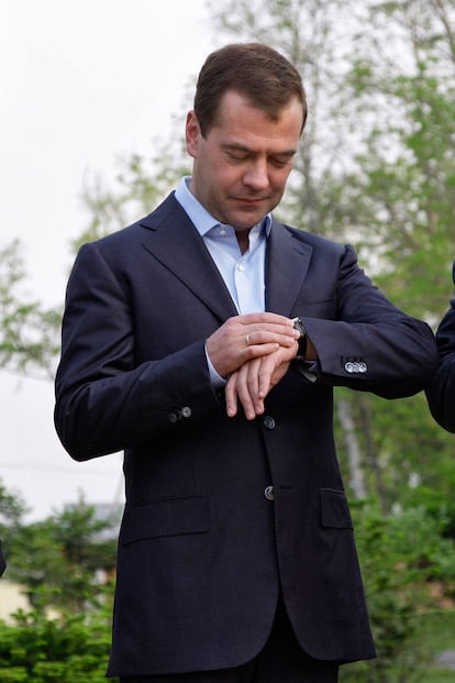 El presidente ruso Dimitri Medvedev siempre procura combinar la ropa con el reloj.