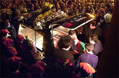Familiares de Arostegi, asesinada el pasado viernes en Beasain (Guipúzcoa), portan su féretro momentos antes del funeral.