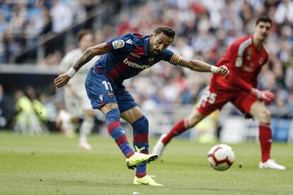 Morales lanza el balón a la portería del Real Madrid marcando el primer gol del Levante.