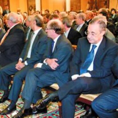 Empresarios y sindicatos en una reunión con Zapatero.
