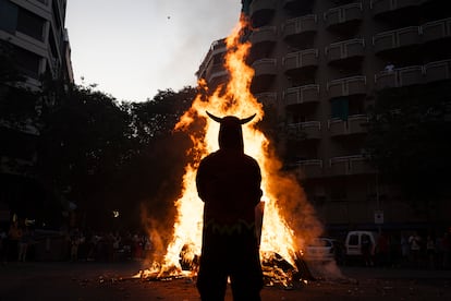 En Barcelona, la Guardia Urbana prevé que 60.000 personas celebren la verbena de Sant Joan en Barcelona. En la imagen, la hoguera del barrio barcelonés de Sant Antoni. 