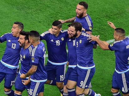 Los jugadores de Argentina celebran el primer gol ante EE.UU. 