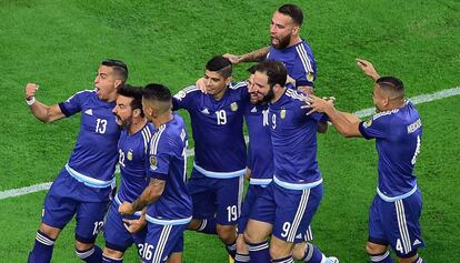 Los jugadores de Argentina celebran el primer gol ante EE.UU. 