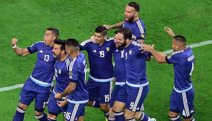 Los jugadores de Argentina celebran el primer gol ante EE.UU. 