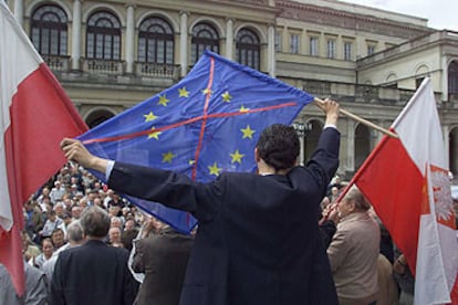 Manifestación contra la entrada de Polonia en la Unión Europea, celebrada en mayo de 2002 en Varsovia.