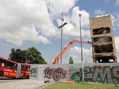 Maquinaria de construcción trabaja en la demolición del Monumento a Héroes en Bogotá.