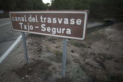 Señalización del canal del trasvase cerca de Almonacid de Zorita (Guadalajarara).