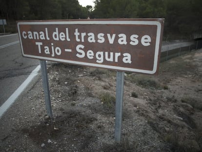 Señalización del canal del trasvase cerca de Almonacid de Zorita (Guadalajarara).