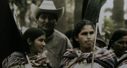 Evo Morales com líderes do movimento feminino cocaleiro.