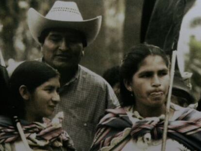 Evo Morales junto a l&iacute;deres del movimiento femenino cocalero