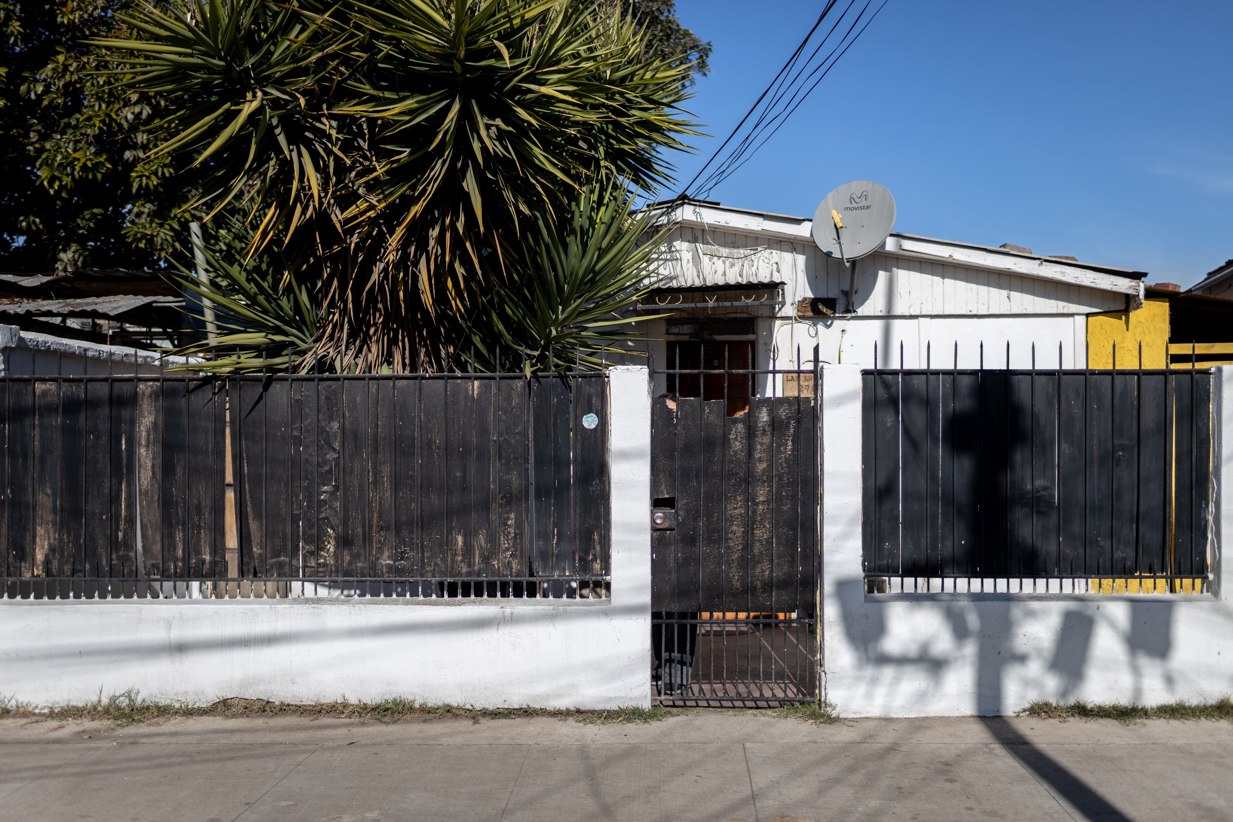 La casa de la abuela de Jeannette Jara, donde se crio y pasó su infancia, en el barrio 'El Cortijo', Conchal, en Santiago.