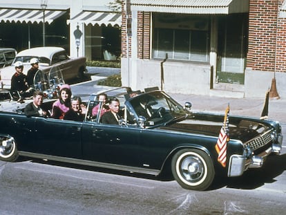 Kennedy y el gobernador de Texas, John Connally, acompañados por sus esposas, el 22 de noviembre de 1963 en Dallas.