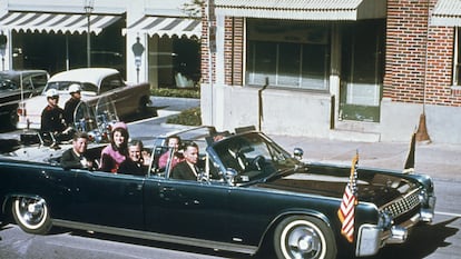 El presidente Kennedy y el gobernador de Texas, John Connally, acompañados por sus esposas, minutos antes del asesinato, el 22 de noviembre de 1963 en Dallas.