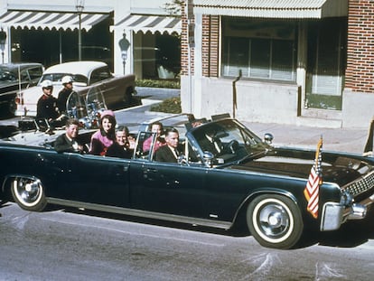 El presidente Kennedy y el gobernador de Texas, John Connally, acompañados por sus esposas, minutos antes del asesinato, el 22 de noviembre de 1963 en Dallas.