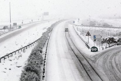 Autovía A-23 a su paso por Sarrión durante el temporal de nieve que afecta a la provincia de Teruel, que ha afectado a más de 400 alumnos tras suspenderse 16 rutas en varias comarcas aragonesas y verse afectadas parcialmente otras ocho.