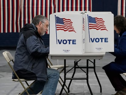Dos residentes de New Hampshire votaban este martes en las primarias del Estado, en la localidad de Concord.