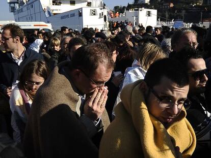 Pasajeros del Costa Cocordia, en enero de 2012, al llegar al puerto de Santo Stefano.