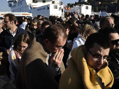 Pasajeros del Costa Cocordia, en enero de 2012, al llegar al puerto de Santo Stefano.