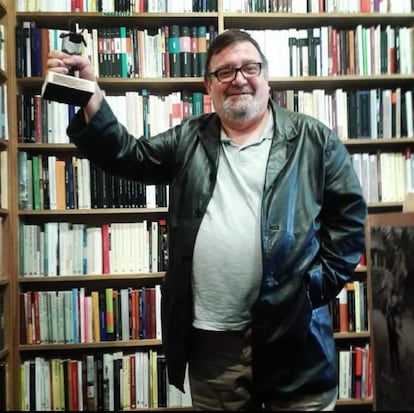 El librero Miguel Hernández en una foto de la librería Antonio Machado.