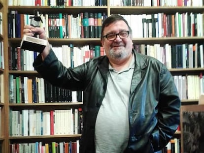 El librero Miguel Hernández en una foto de la librería Antonio Machado.