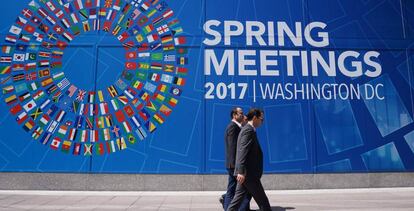 Peatones em frente à sede do FMI em Washington