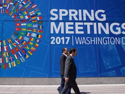 Peatones em frente à sede do FMI em Washington