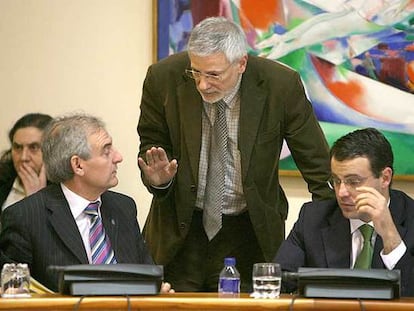 El presidente de la comisión, Luis Toxo, conversa con diputados del PP Roberto Castro (izquierda) y Alejandro Gómez.