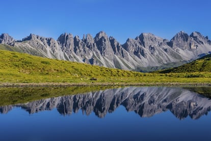 Se trata, probablemente, de uno de los lagos menos conocidos de la región del Tirol, en Austria. Escenario de postal con montañas y bosques, alpinismo y esquí, granjas rodeadas por paisajes bucólicos y folclore colorido. Las montañas Kalkkögel, inmensos dientes grises sobre una encía de verde pasto alpino, se reflejan en las aguas quietas y cristalinas del Salfeinssee (en la imagen), que en invierno se cubren de nieve. Este reflejo dramático es una de las imágenes más buscadas por los fotógrafos profesionales y amateurs que visitan este entorno natural.