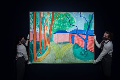  David Hockney  es uno de los mejores y más originales paisajistas contemporáneos. Nació en Bradford (Inglaterra) en 1937 y además de ser uno de los artistas más influyentes del siglo XX, y sobre todo del 'pop art', también es diseñador, fotógrafo e impresor. Se le considera el artista vivo “más caro del mundo”. Sus obras pueden verse en numerosos museos del mundo, gran parte de ellas, obviamente, en el Reino Unido. En la foto, dos operarios de la sala de subastas Christie's trasladan su obra 'Guest House Garden', pintada en 2000.