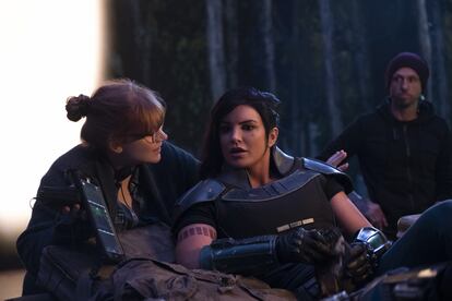 Bryce Dallas Howard dirige a Gina Carano en el set de 'The Mandalorian'.