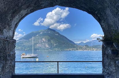 Vistas del lago de Como desde un balcón-mirador en la villa de Varenna.