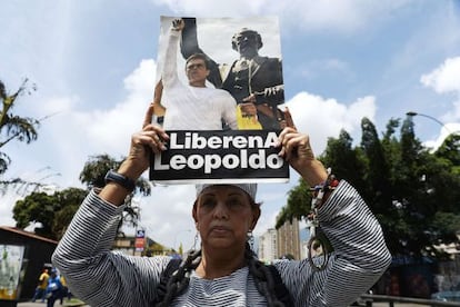 Mulher mostra cartaz que pede a libertação de Leopoldo López.