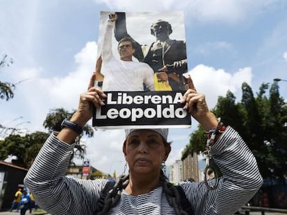 Mulher mostra cartaz que pede a libertação de Leopoldo López.