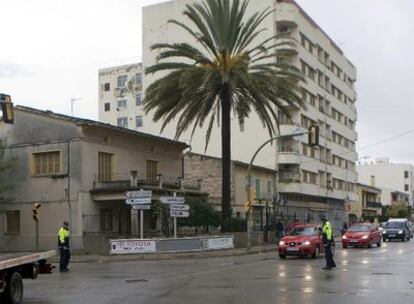 Varios agentes de la Policía Local controlan el tráfico durante el apagón de Mallorca y Menorca.