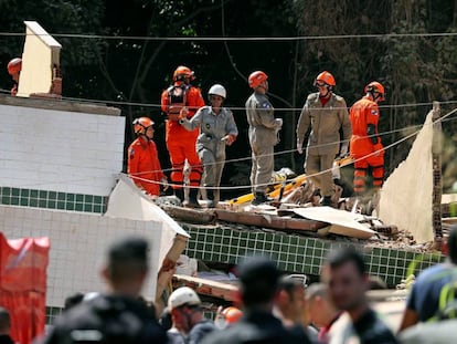 Bombeiros procuram por vítimas nos escombros dos prédios que desabaram na zona oeste do Rio de Janeiro.