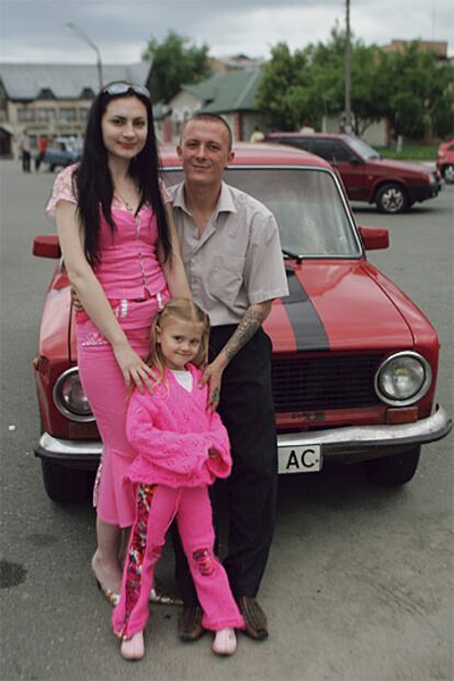 Una joven familia de Ivankok.