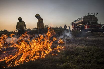 POR01. VILA DO SOAJO (PORTUGAL), 06/09/2016.- Bomberos intentan detener las llamas durante un incendio forestal hoy, martes 6 de septiembre de 2016, en Vila do Soajo (Portugal). EFE/GONCALO DELGADO