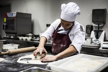 Una cocinera en las instalaciones del Basque Culinary Center, en San Sebastián.