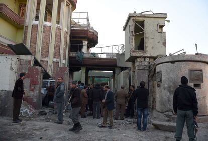 Personal de seguridad afgano, junto a la zona atacada. 
