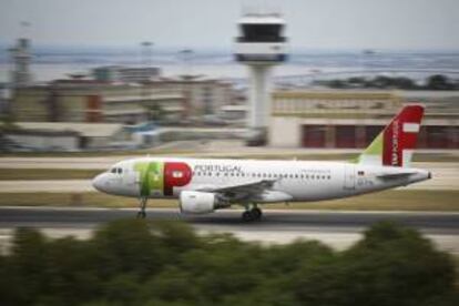 Un avión de la aerolínea portuguesa TAP aterriza en el aeropuerto Portela, Portugal. EFE/Archivo