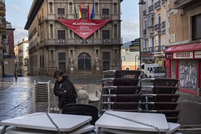 Una mujer camina por la plaza Consistorial, donde tradicionalmente se celebra el chupinazo, el 7 de julio.